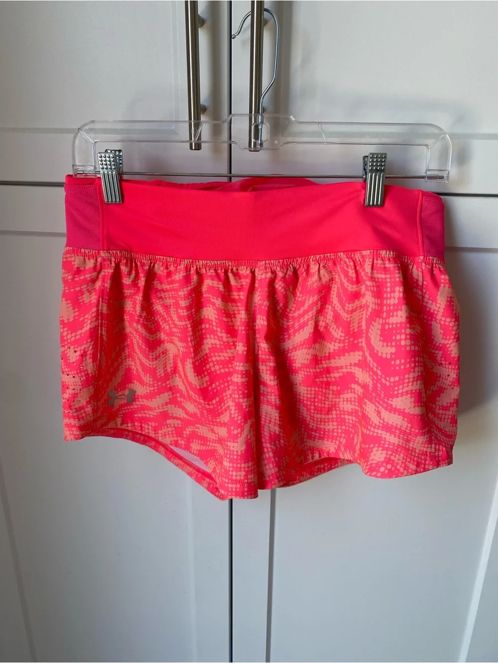 Under armour fitted women’s medium shorts running hot pink